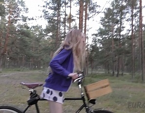 052916_areana_fox_riding_a_bicycle_nude_in_the_forest_and_masturbating_with_a_dildo_outdoors