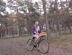 052916_areana_fox_riding_a_bicycle_nude_in_the_forest_and_masturbating_with_a_dildo_outdoors
