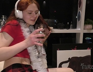 111121_ginger_lea_listening_to_her_headphones_and_masturbating_with_a_big_thick_dildo