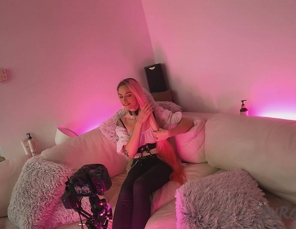 Casting Couch First Timer Hot Model Adele Masturbating with a Glass Dildo