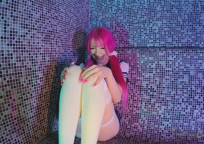 032423_pink_hair_model_lily_angelic_masturbating_with_a_dildo_in_the_sauna