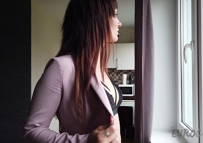 042020_pretty_brunette_model_daria_lets_camera_guy_fuck_her_with_a_big_dildo