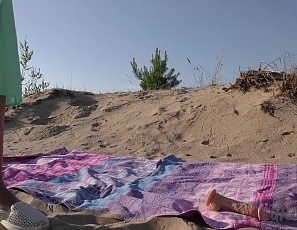 062518_public_beach_masturbation_hot_blonde_spinner_nika_n_bangs_herself_off_with_a_dildo