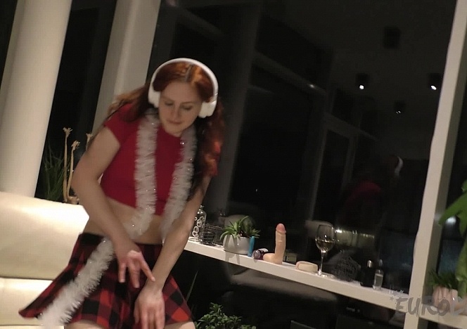 111121_ginger_lea_listening_to_her_headphones_and_masturbating_with_a_big_thick_dildo
