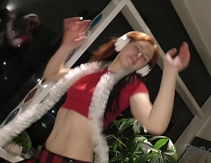 111121_ginger_lea_listening_to_her_headphones_and_masturbating_with_a_big_thick_dildo