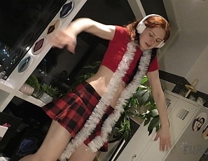 111121_ginger_lea_listening_to_her_headphones_and_masturbating_with_a_big_thick_dildo