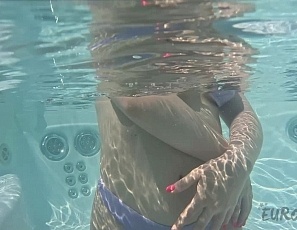 112825_pretty_new_model_babyhunterz_touching_her_pussy_underwater_jacuzzi_masturbation